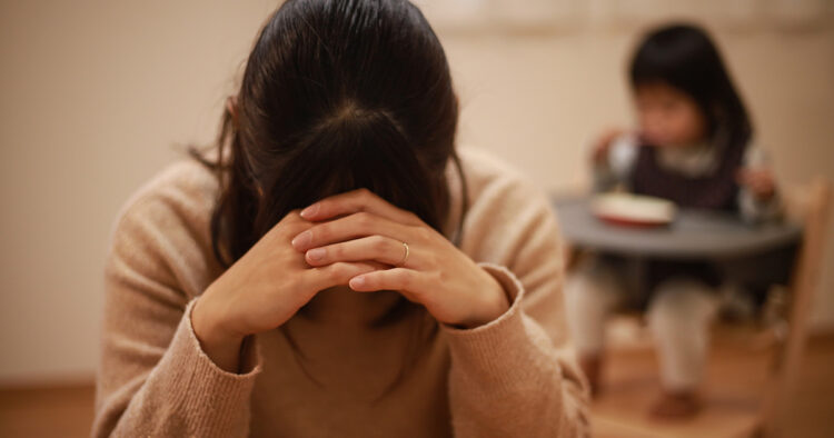 子育てに悩む母親