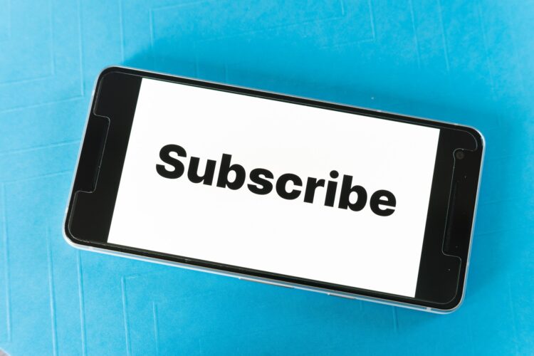 subscribeと書かれた携帯