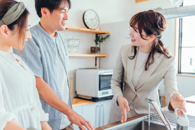 物件の案内をする女性営業